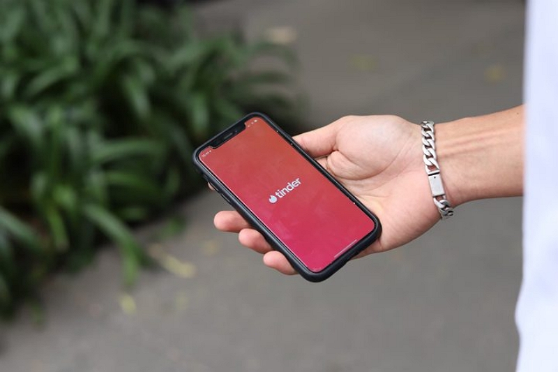breaks down how Tinder updates | when does tinder update your location
