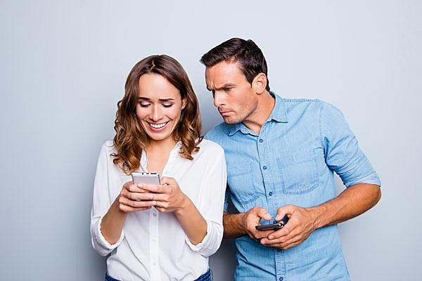 コントロールの問題 | 配偶者が私の電話をスパイするのを止める方法